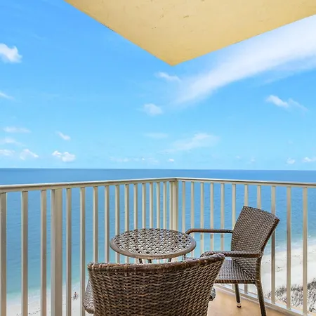 Penthouse Paradise: Gulf Views, Beachfront & Pool